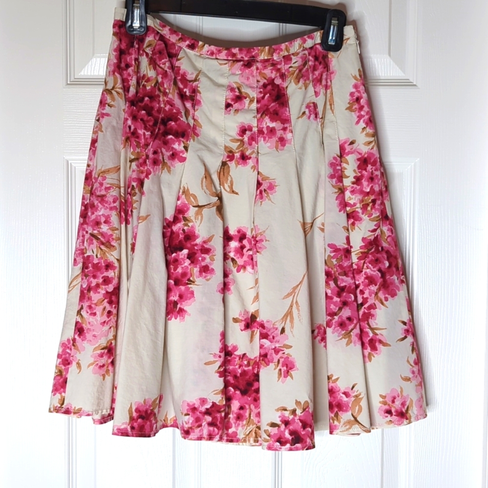 Ann Taylor Pleated Floral Skirt Lined in pink and off white Size 4P